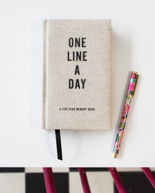 One line a day 5 year diary / 5 vuoden päiväkirja