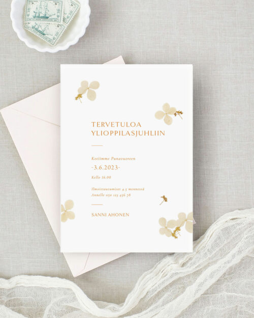 Pressed Floral valmistujaiskutsu