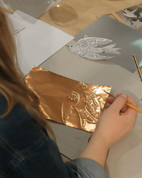 Alternative view of Jouluiset metallikoristeet 10.12. klo 17:30-19:00